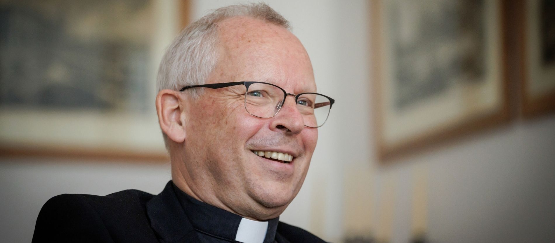 Der neue Apostolische Nuntius, Erzbischof Hubertus van Megen, lächelt bei einem Gespräch