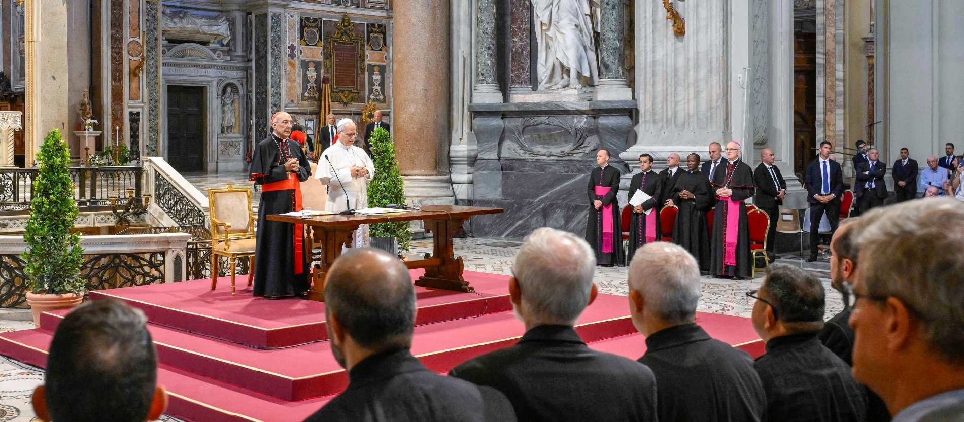 Kardinal Baldassare Reina und Papst Leo XIV. bei einer Diözesanversammlung des Bistums Rom in der Lateranbasilika