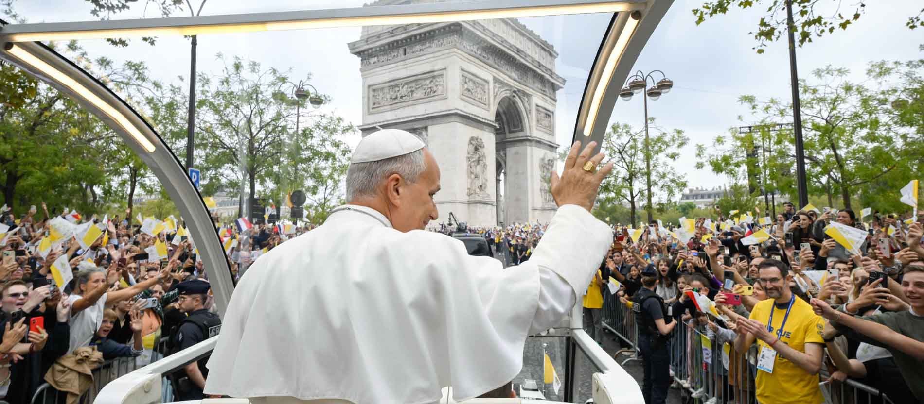 Papst Leo XIV. auf den Champs-Élysées