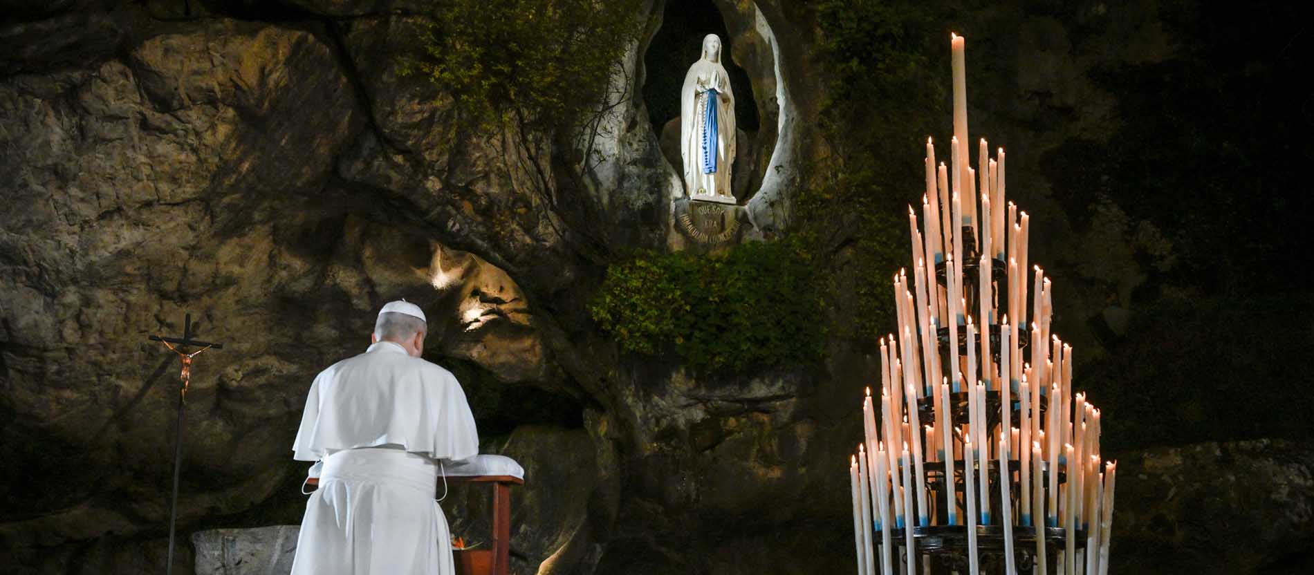 Papst Leo XIV. beim Gebet in Lourdes