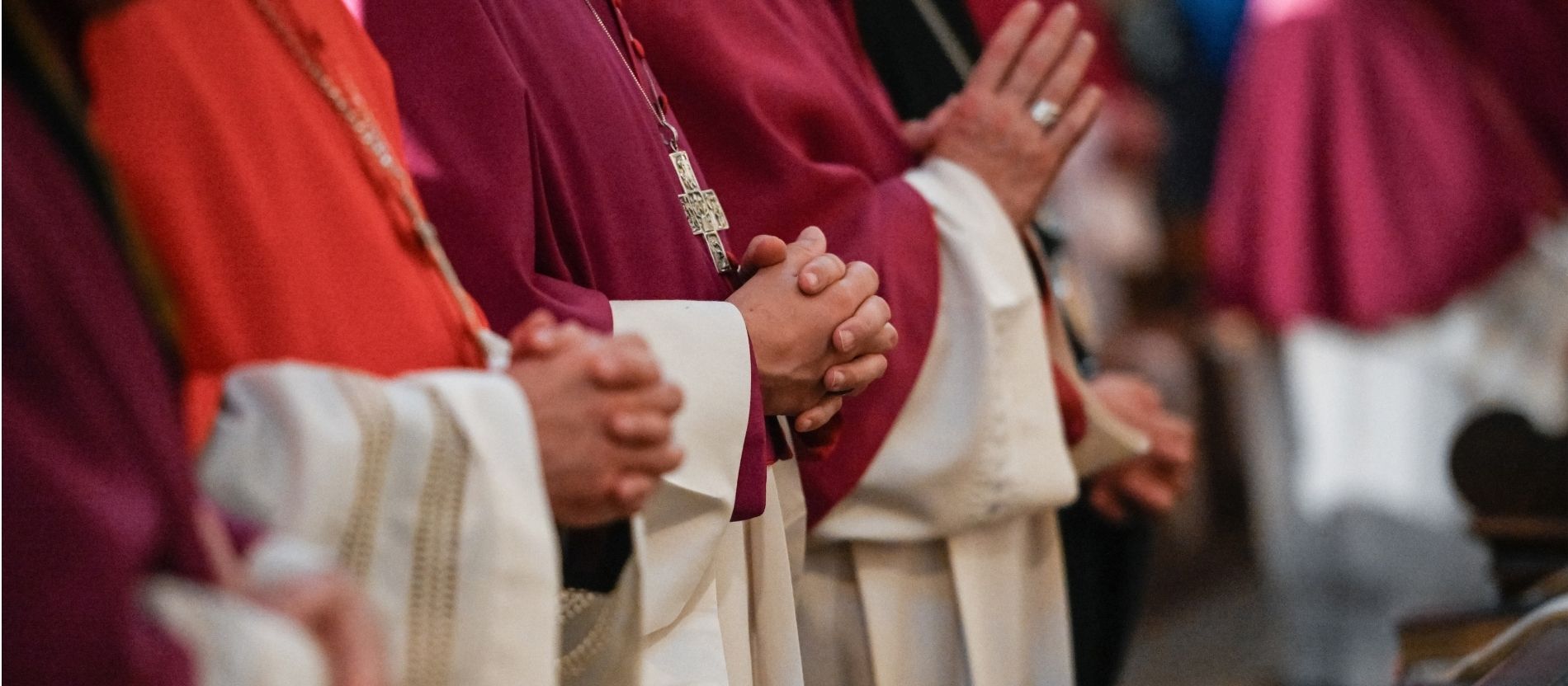 Bischöfe haben bei einem Gottesdienst im Fuldaer Dom die Hände gefaltet