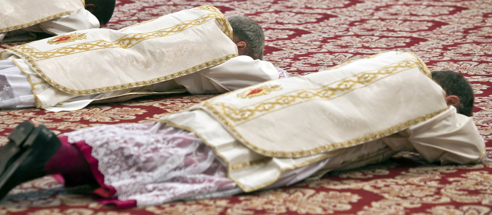 Priester werden im Petersdom zu Bischöfen geweiht.