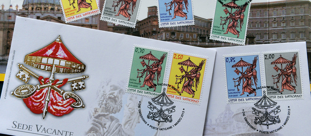 Die Sonderbriefmarken zur Sedisvakanz, im Hintergrund der Petersdom.