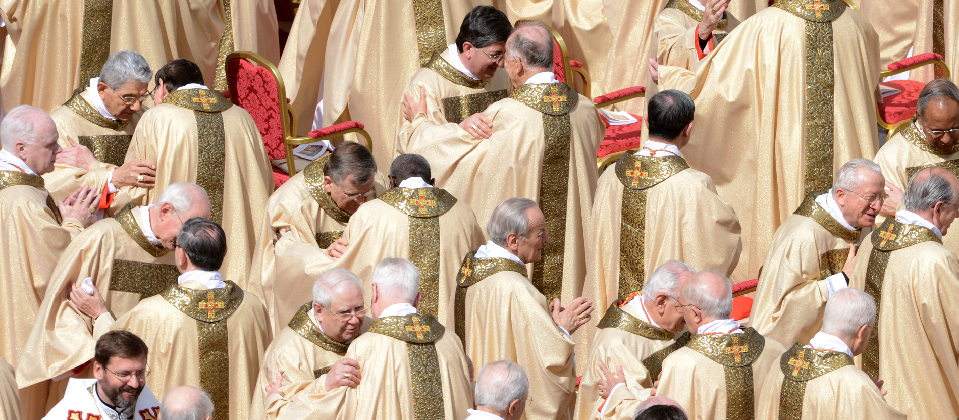 Friedensgruß während des Gottesdienstes zur Amtseinführung von Papst Franziskus am 19. März 2013 auf dem Petersplatz