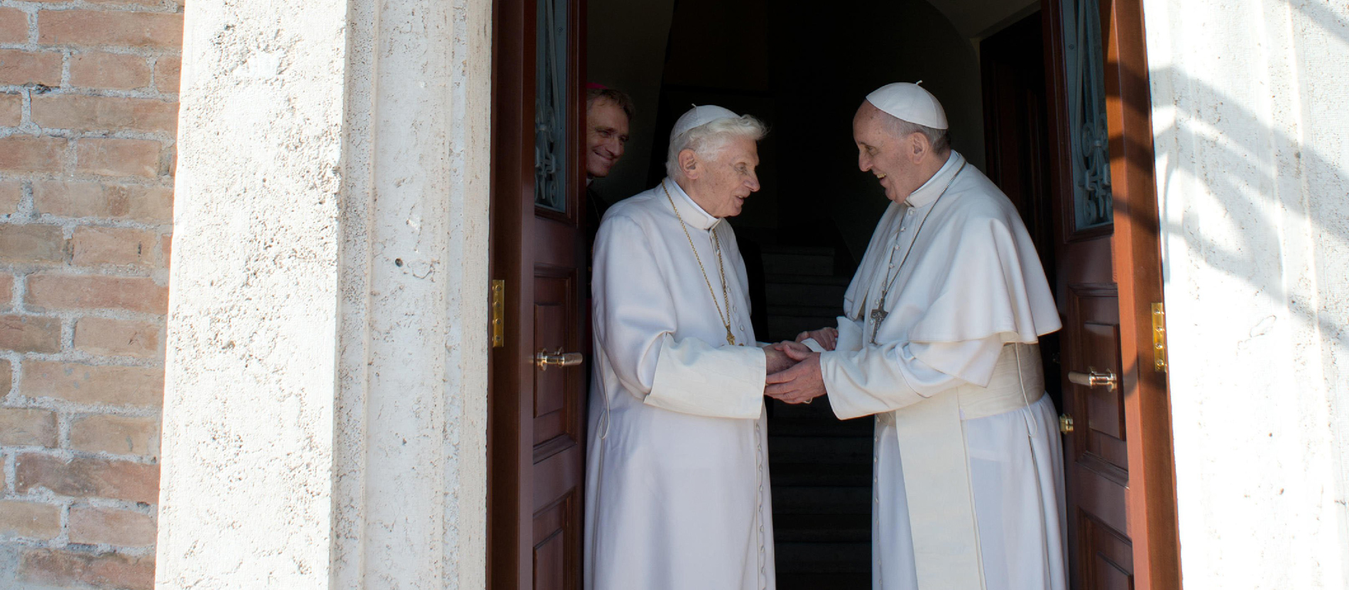 Ankunft des emeritierten Papstes Benedikt XVI. am 2. Mai 2013 im Vatikan. Papst Franziskus (r.) begüßt Benedikt XVI.