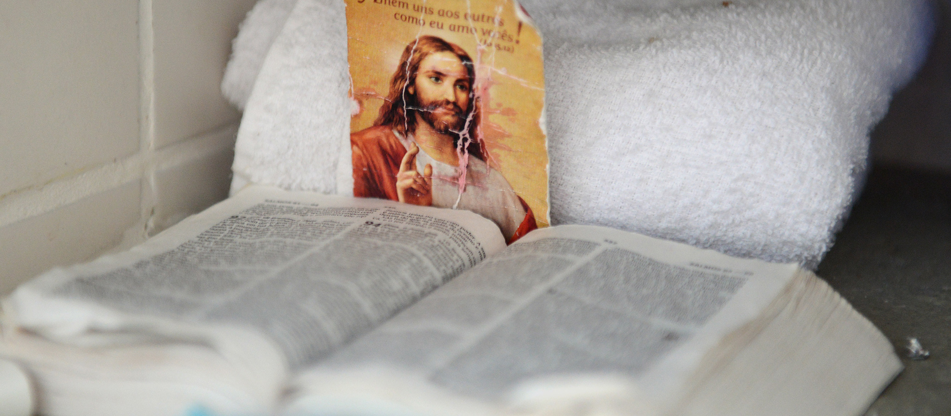 Eine Bibel und ein Jesusbild