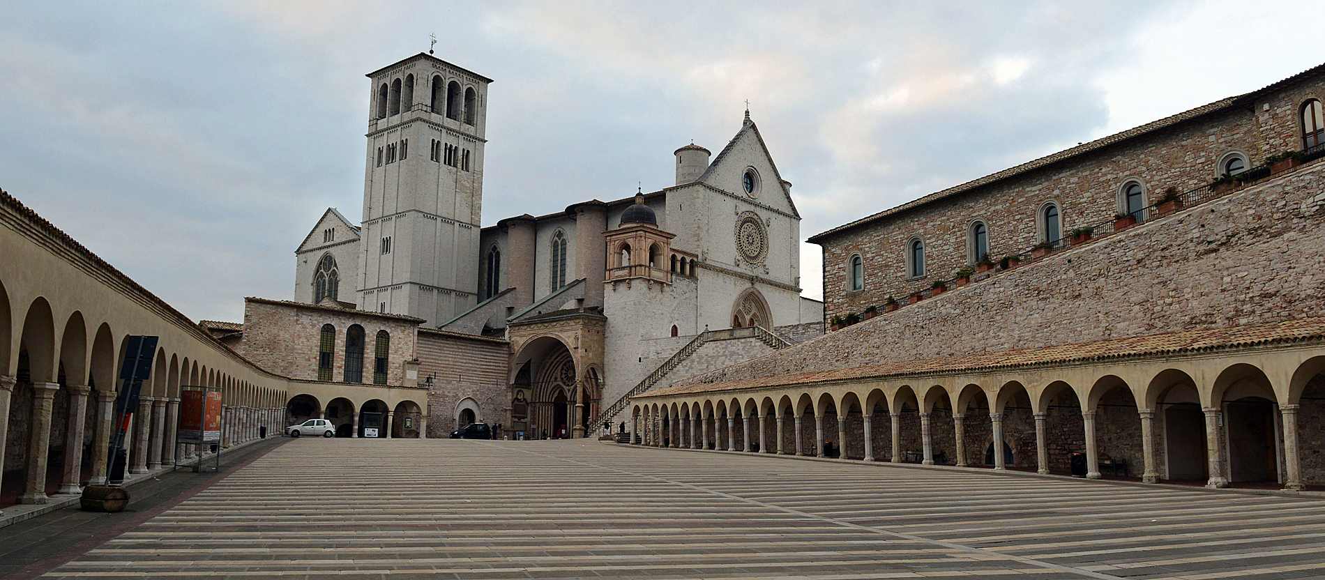 Abendstimmung auf dem Platz vor der Basilika San Francesco