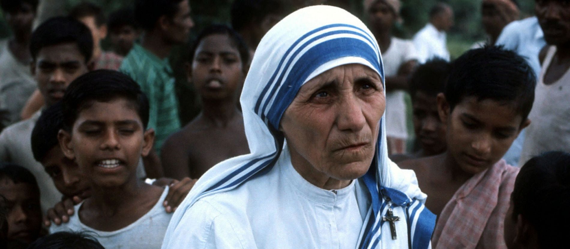 Mutter Teresa inmitten einer Menschenmenge