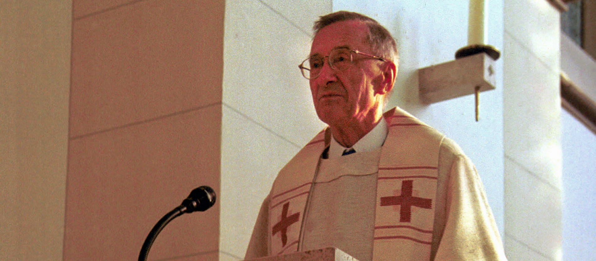 Der Priester und damalige Tübinger Dogmatikprofessor Peter Hünermann predigt im Jahr 2000.