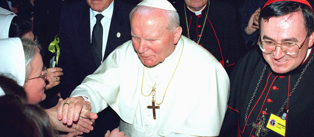 Johannes Paul II. schüttelt während seines Besuches in Sarajevo 1997 Nonnen die Hand.