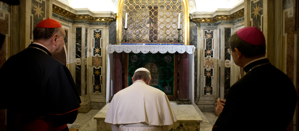 Papst Franziskus betet in der Nekropole unter dem Petersdom beim Grab des Apostels Petrus.