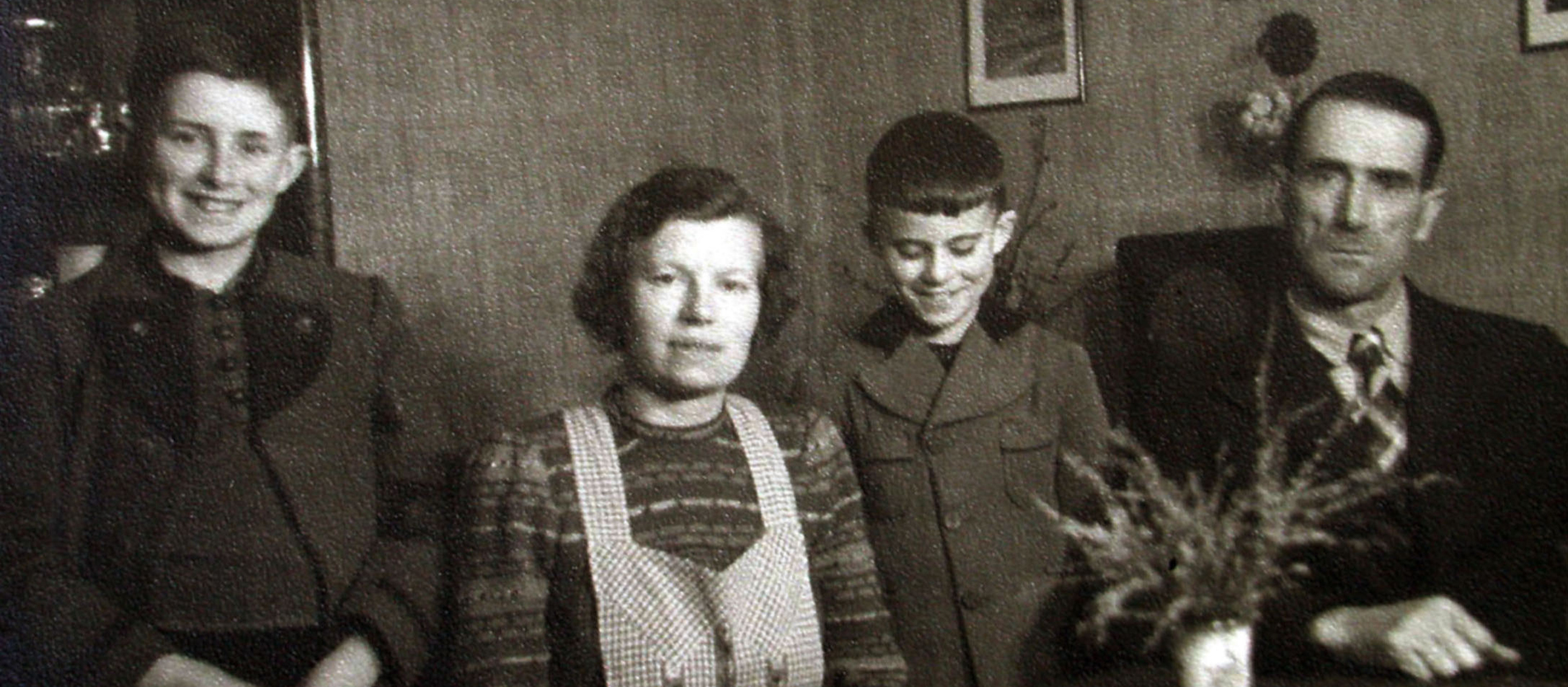 Auf dem Foto der Familie Lehmann steht der 1936 geborene Karl links. Zwischen seinen Eltern Margarethe und Karl ist sein jüngerer Bruder Reinhold zu sehen.