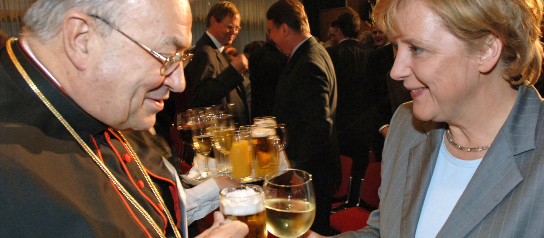 Zur Arbeit als Vorsitzender der Deutschen Bischofskonferenz (1987-2008) gehörten auch Treffen mit der Polit-Prominenz, etwa beim Sankt-Michael-Empfang. Hier traf der Kardinal am 27. September 2005 zum wiederholten Male Angela Merkel, die damalige Unions-Fraktionsvorsitzende, die zwei Monate später vom Bundestag zur Kanzlerin gewählt wurde.