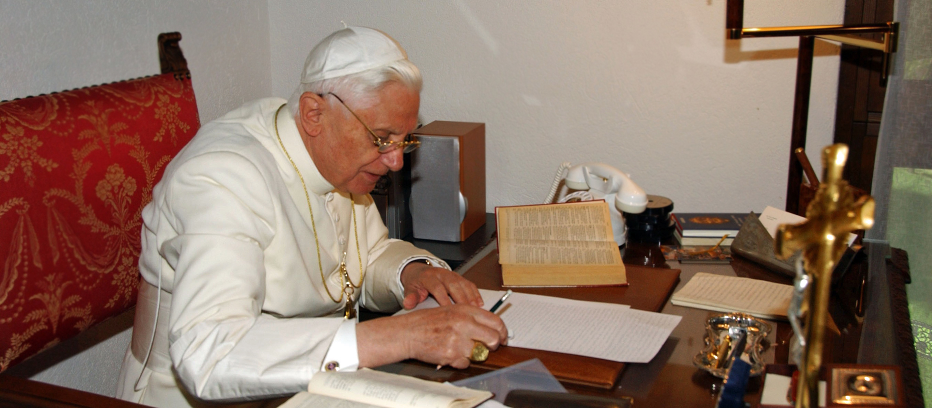 Papst Benedikt XVI. sitzt am Schreibtisch.