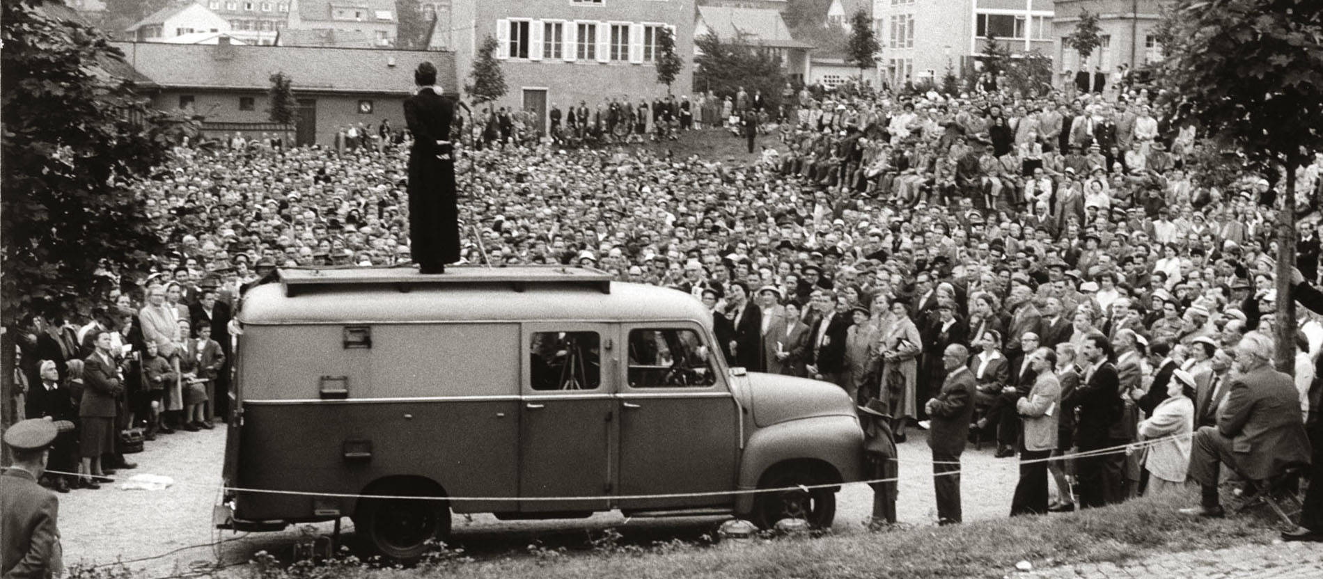 Pater Johannes Leppich SJ, Gründer der "action 365", während des Kongresses "Kirche in Not" am 1. 9.1957.