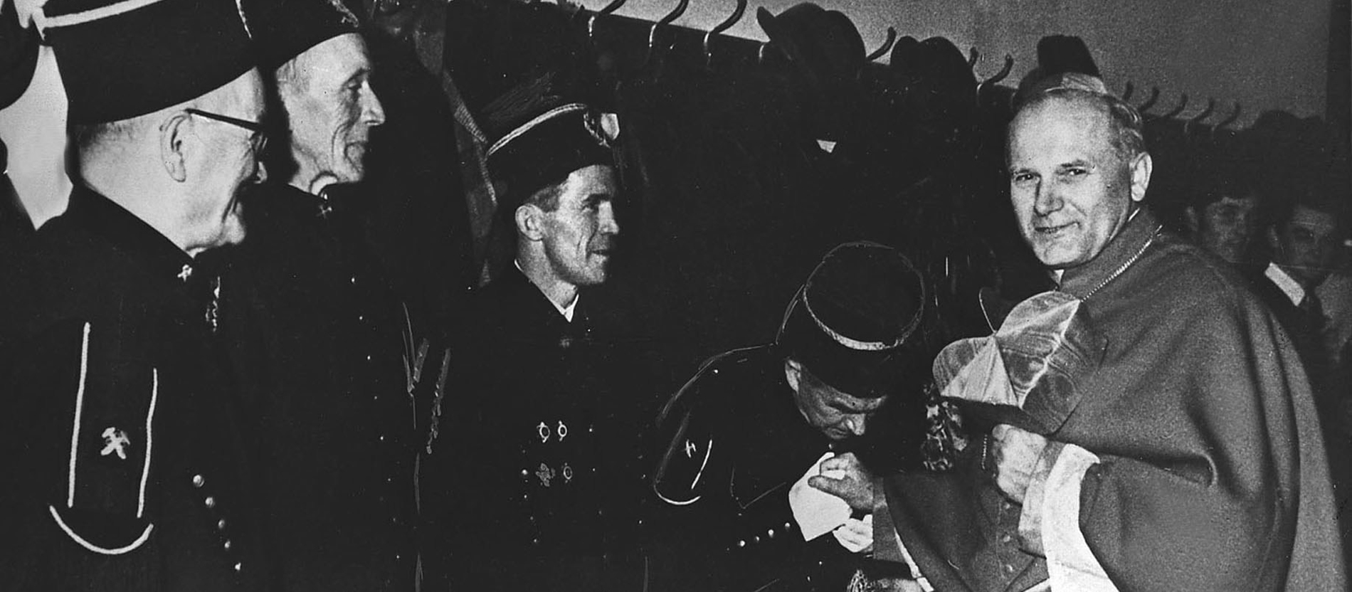 Erzbischof Karol Wojtyla (später Johannes Paul II.) mit einer Gruppe polnischer Bergarbeiter.