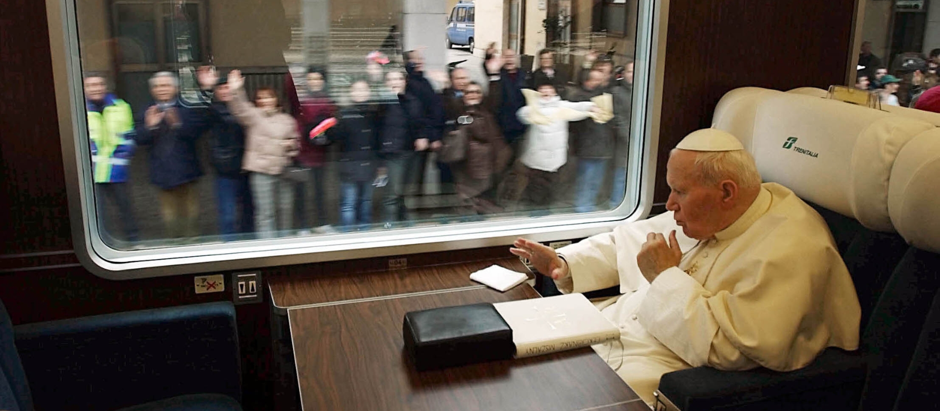 Papst Johannes Paul II. fährt 2002 mit dem Zug zum Friedensgipfel in Assisi