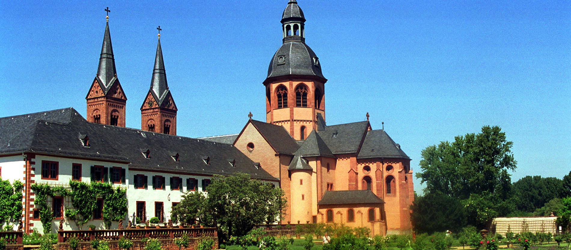 Blick vom Klostergarten auf die barocke Klosteranlage und die Einhardsbasilika mit karolingischem Langhaus (vor 840 vollendet).