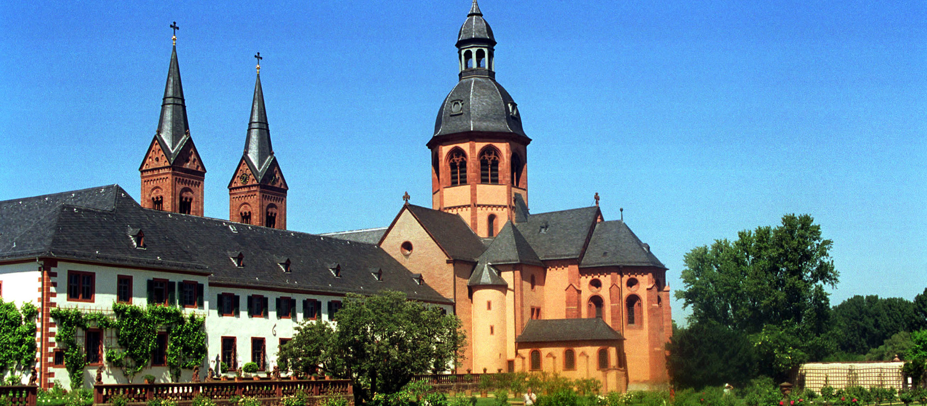 Die Basilika von Seligenstadt vom ehemaligen Klostergarten her gesehen.