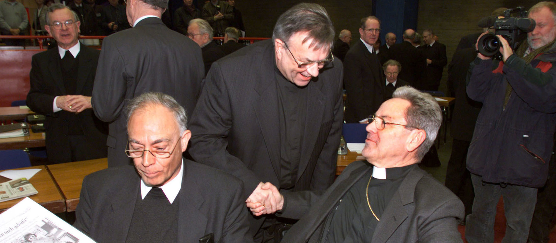 Karl Lehmann schüttelt Johannes Dyba die Hand