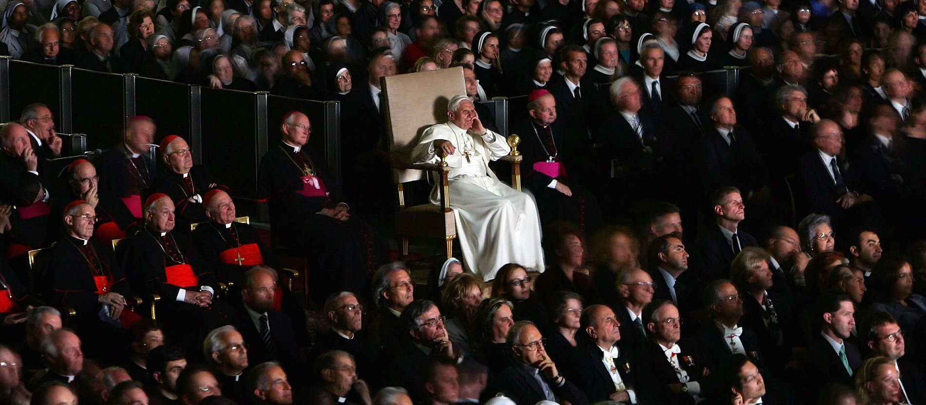 Während seiner Zeit als Papst ist Benedikt XVI. stark um innerkirchliche Einheit und eine Aussöhnung mit der traditionalistischen Piusbruderschaft bemüht. Deren Bischöfe waren von Papst Johannes Paul II. exkommuniziert worden, nachdem sie zentrale Bestimmungen des Zweiten Vatikanischen Konzils nicht anerkannt hatten. Benedikt hebt die Exkommunizierung auf und erlaubt in Ausnahmefällen die Messfeier nach dem vorkonziliaren tridentinischen Ritus. Die Piusbrüder hingegen reagieren wenig kompromissbereit und legen es auf eine Machtprobe mit dem Vatikan an: Zwar distanzieren sie sich von den antisemitischen Aussagen ihres Bischofs Richard Williamson, vollziehen allerdings weiterhin Priesterweihen, die nach dem Kirchenrecht als illegal gelten.
