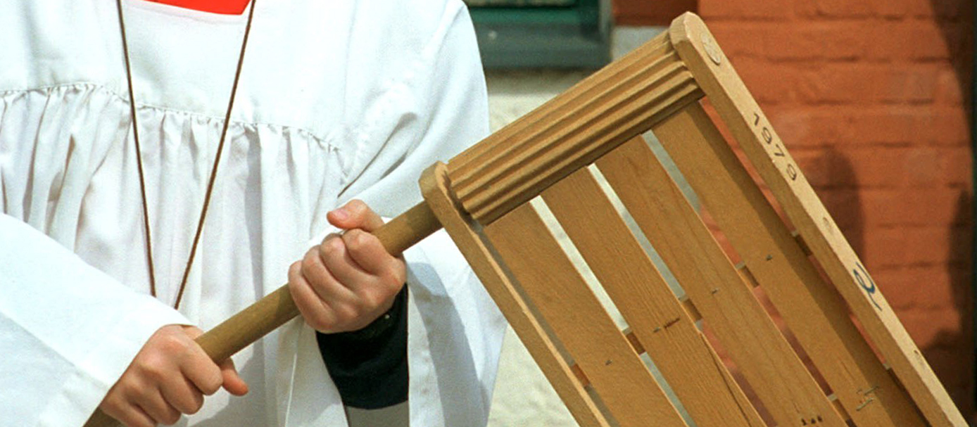 ...rufen die Ministranten stattdessen mit Ratschen zum Gebet. Der Überlieferung zufolge sind die Klöppel der Glocken nach Rom zur Beichte geflogen. Erst an Ostern erklingen sie wieder.