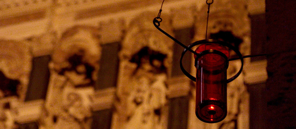 Das gilt auch für das Ewige Licht. Die Kerze, die sonst dauerhaft brennt, wird gelöscht - und erst in der Osternacht wieder entzündet.