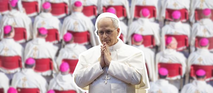 Papst Leo XIV. nachdenklich, im Hintergrund zahlreiche Bischöfe bei einer Messe auf dem Petersplatz