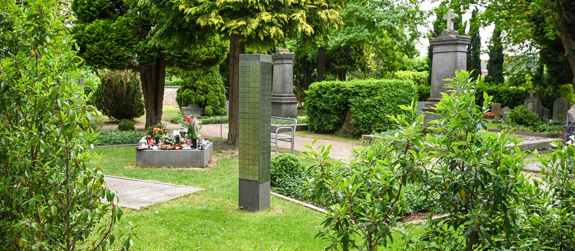 Stele mit Namen von Verstorbenen
