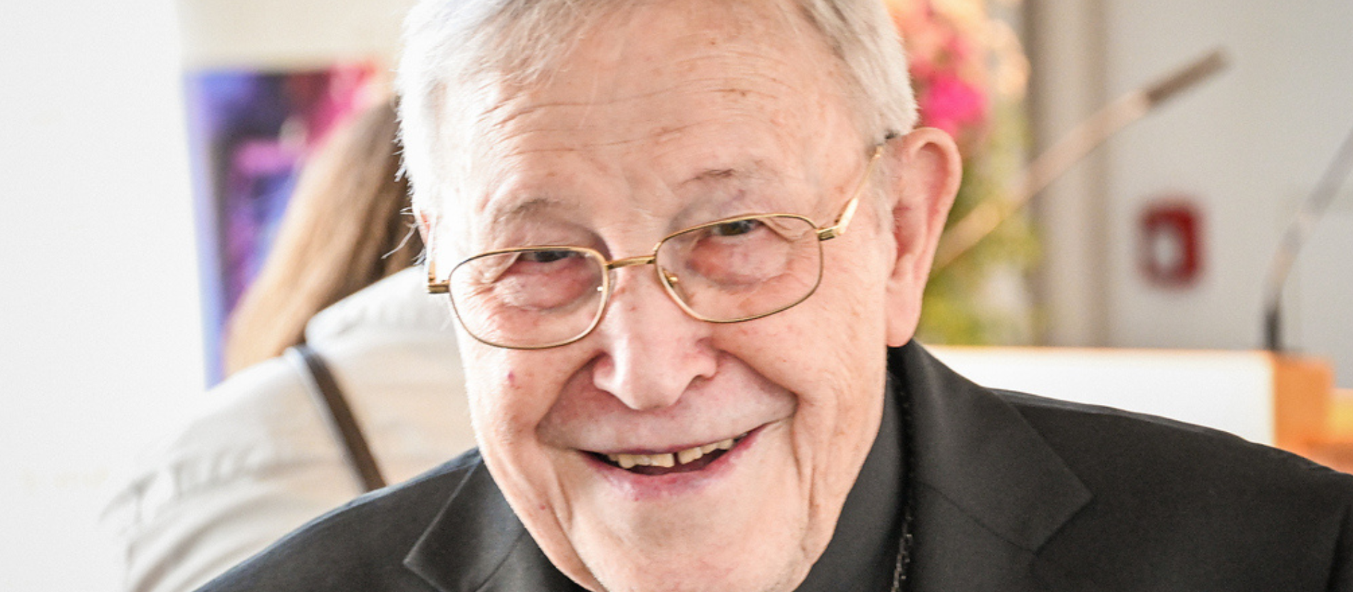 Walter Kasper lächelt ins Bild