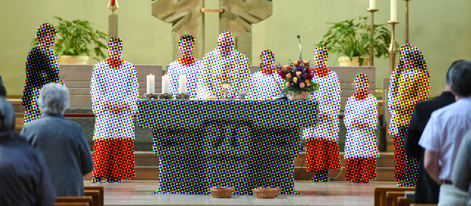 Pfarrer und Messdiener stehen während eines Gottesdienstes um den Altar.