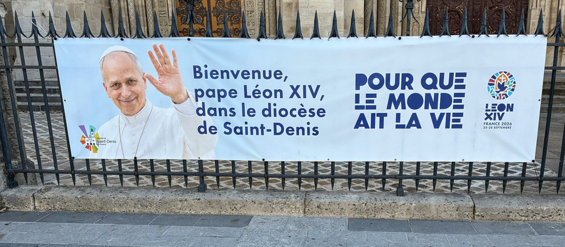 Ein Plakat, auf dem Papst Leo in Frankreich begrüßt wird.