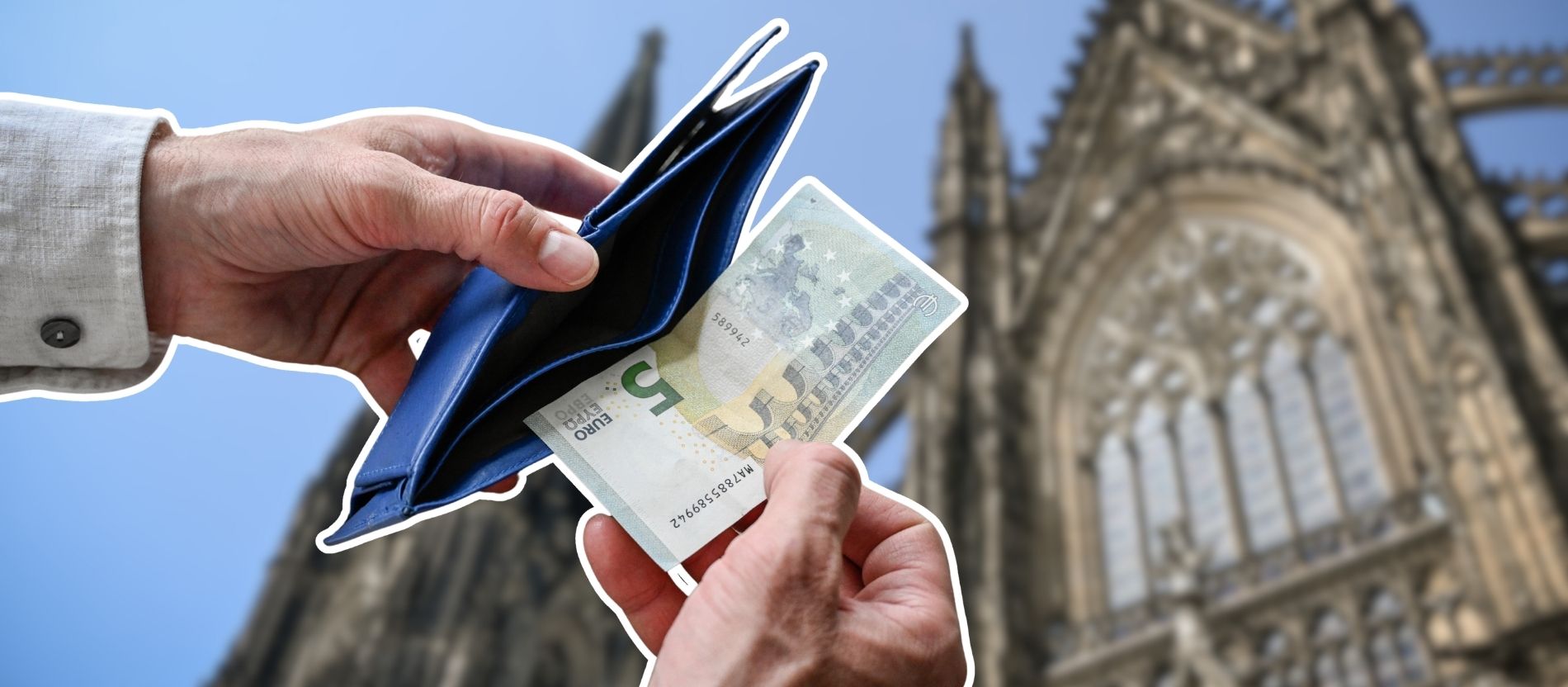 Eine Hand nimmt einen Fünf-Euro-Schein aus einem Portemonnaie, im Hintergrund der Kölner Dom