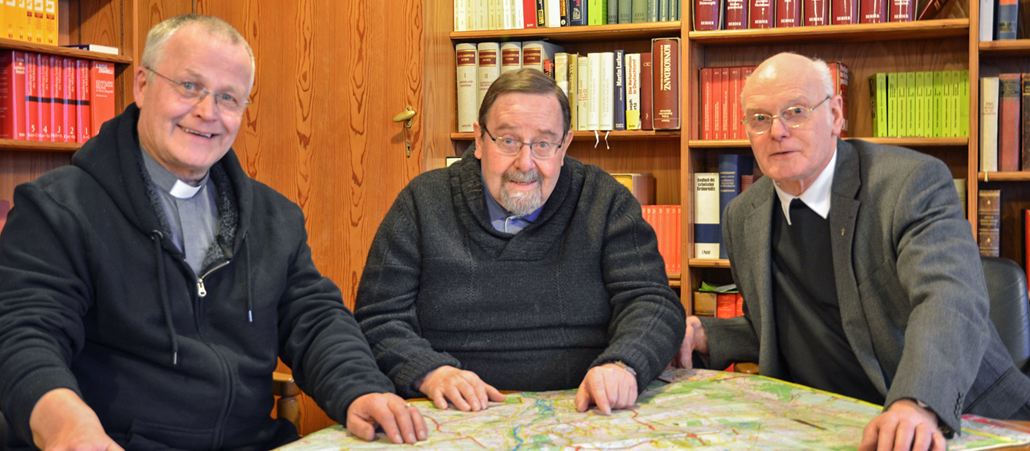 V.l.: Die Reisebrüder der Pallottiner, Rainer, Hubert und Hans-Gerd, bei der Planung der Fahrtrouten.