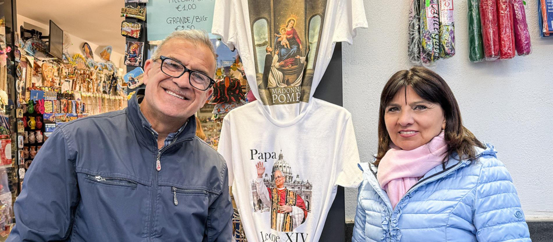 Zwei Souvenirverkäufer in Italien vor ihrem Laden