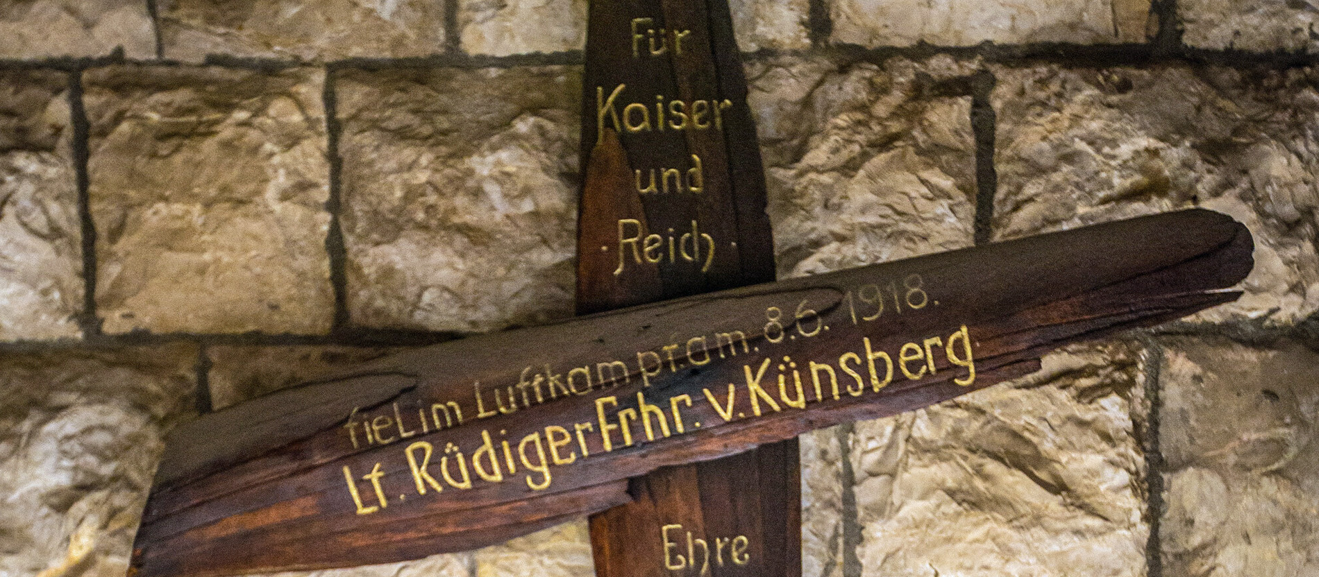 Dieses Kreuz wurde aus dem Propeller eines Flugzeugs aus dem Ersten Weltkrieg geschnitzt.
