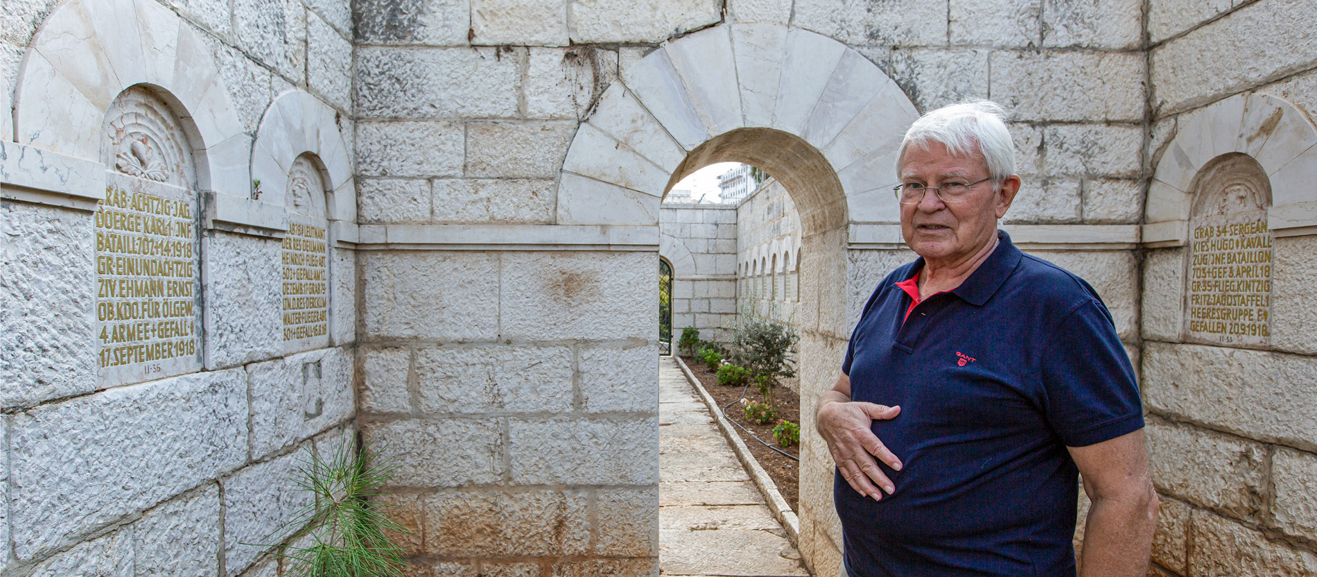 Norbert Schwake auf dem deutschen Soldatenfriedhof in Nazareth