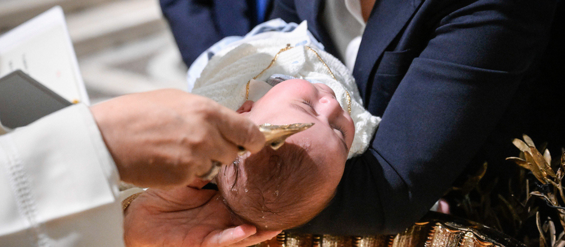 Papst Leo XIV. tauft ein Kind während eines feierlichen Gottesdienstes am 11. Januar 2026 in der Sixtinischen Kapelle im Vatikan.