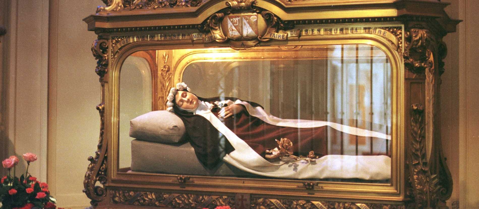 Glasschrein der heiligen Theresia von Lisieux mit einer Wachsnachbildung