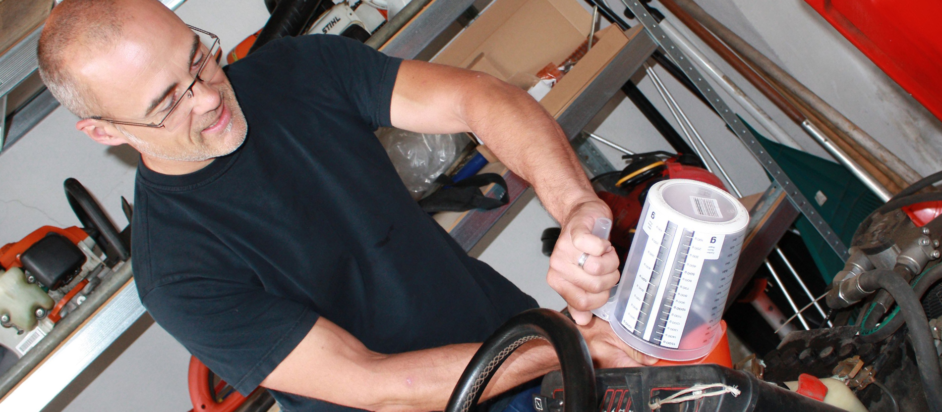 Diese Aufgabe ist nicht ganz so gewöhnlich, aber zusätzlich zum Mesner ist Matthias Schödlbauer Hausmeister und für kleine Reparaturen zuständig. Als ehemaliger KFZ-Mechaniker kann er auch den Gartentraktor der Kirchengemeinde reparieren. 