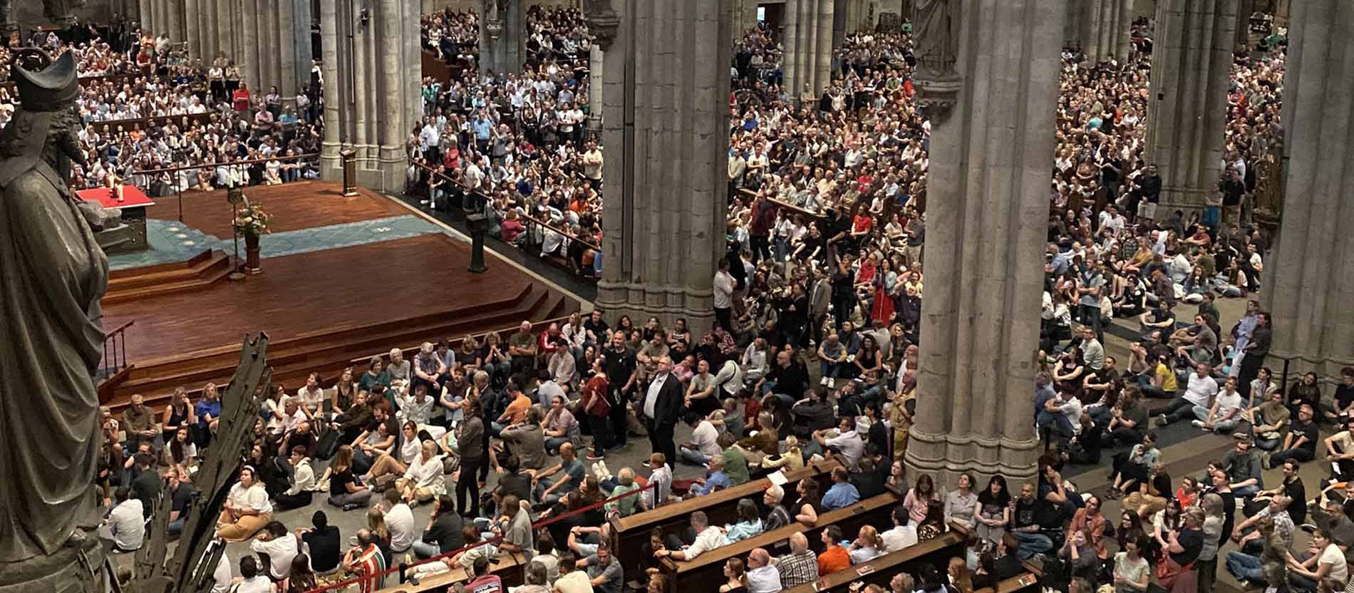 Voller Kölner Dom bei einem Konzert der Organistin Anna Lapwood.