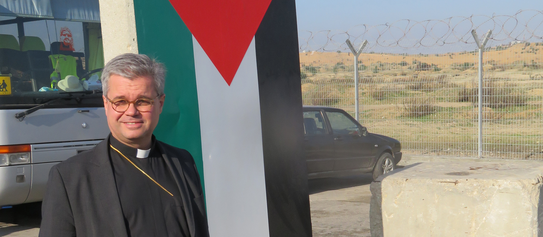 Weihbischof Bentz am Grenzstein des Gazastreifens.