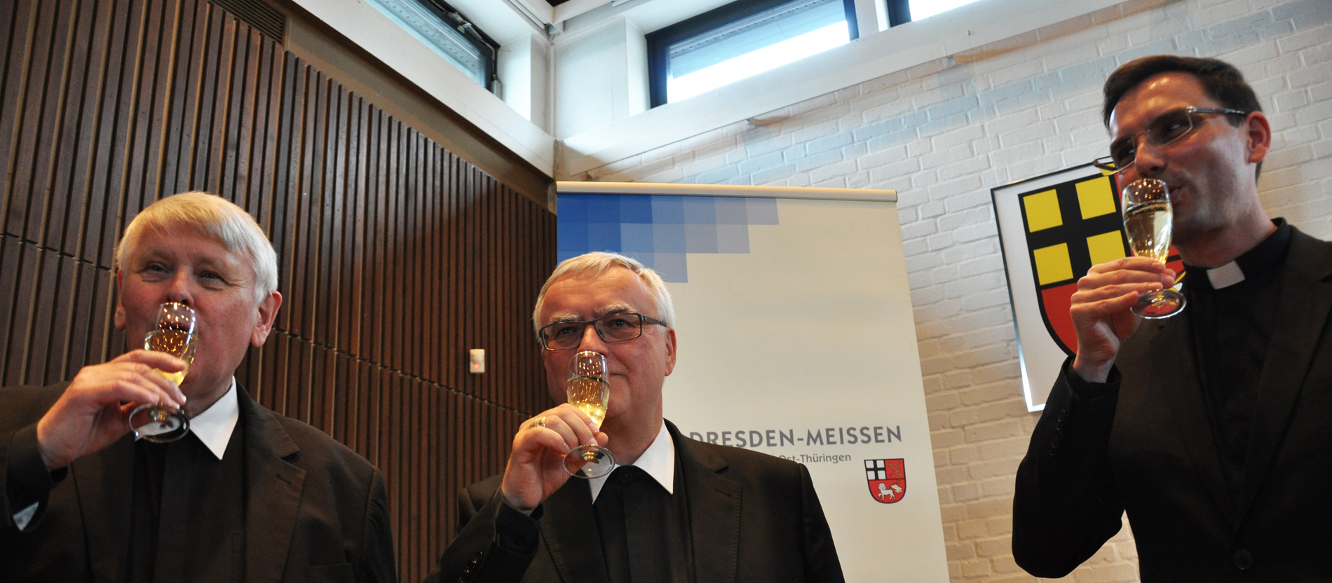 Ein kleines Schlückchen zum Anstoßen gab es trotzdem: Gemeinsam mit Domdekan Klemens Ullmann aus Dresden-Meißen (links) und Generalvikar Andreas Kutschke (rechts) hatte Bischof Heiner Koch Journalisten Rede und Antwort gestanden.