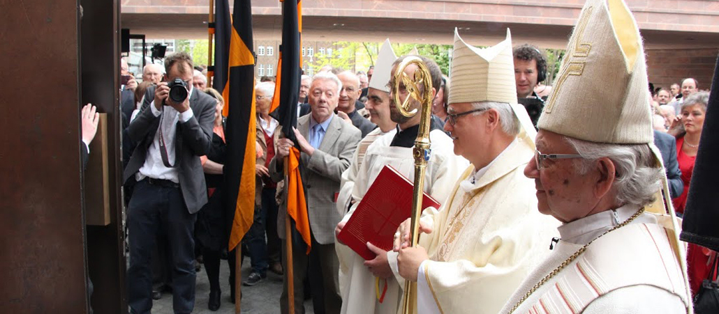 Einzug in die neue Kirche.
