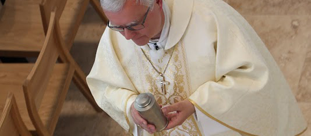 Bischof Koch mit den heiligen Ölen.