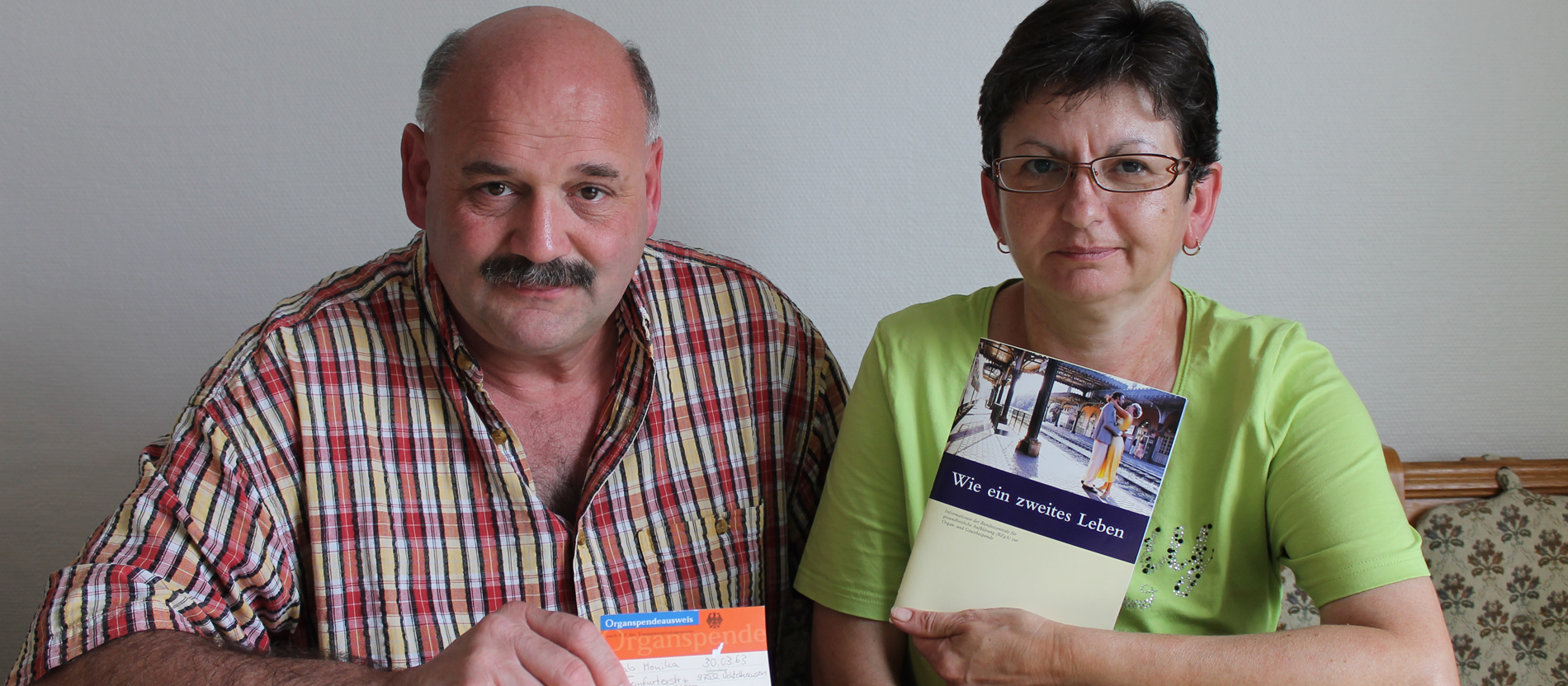 Wolfgang und Monika Raab halten Werbematerial für Organspende in der Hand.