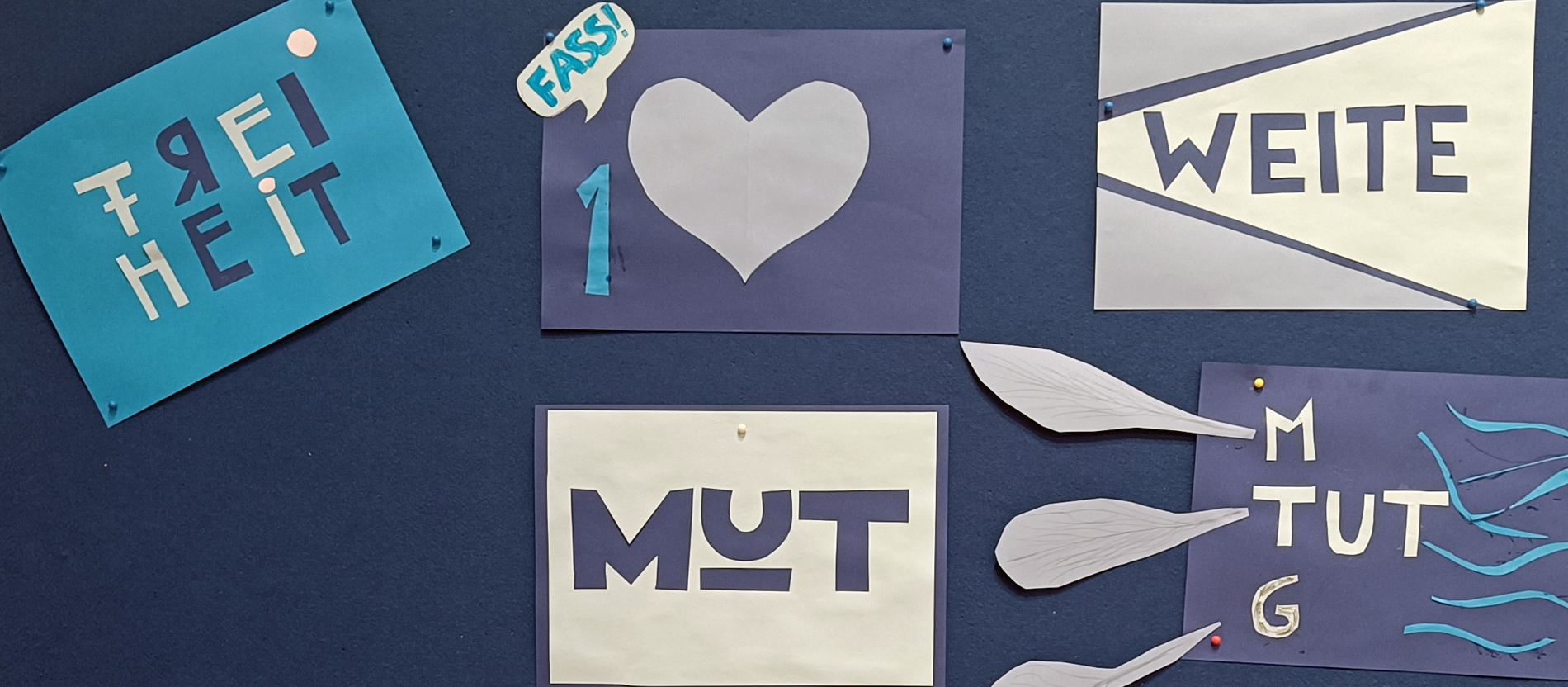 Selbstgebastelte Postkarten zum Thema Mut auf einer Pinnwand beim FrauenForum 2025 des Hildegardis-Vereins.