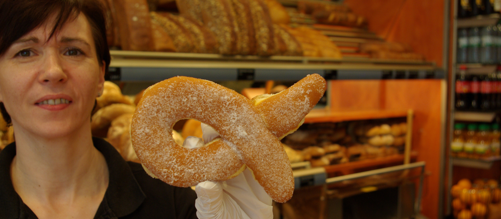 Die Bäckerei Lukas verkauft anlässlich des Kirchentages ihre süßen Brezel in der Form eines Fisches.