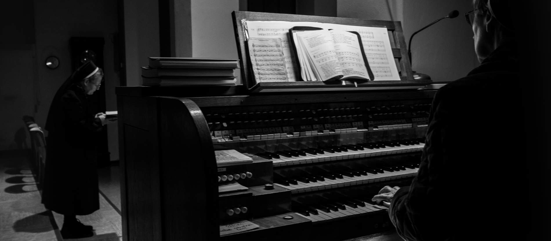 Die Kantorin und die Organistin begleiten die Vesper musikalisch.