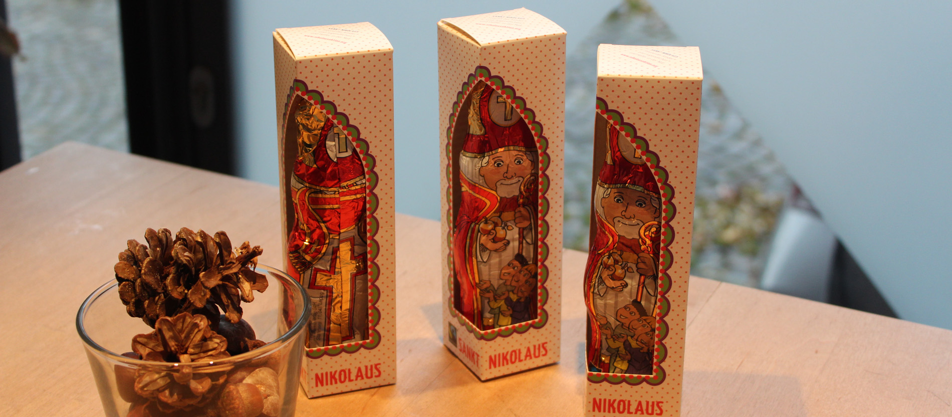 Schoko-Nikoläuse stehen bei der Nikolausschule in Köln auf dem Tisch.